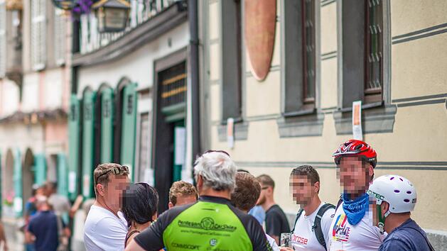 Am frühen Freitagabend durfte in der Sandstraße noch Bier ausgeschenkt werden.  Foto: Micho Haller
