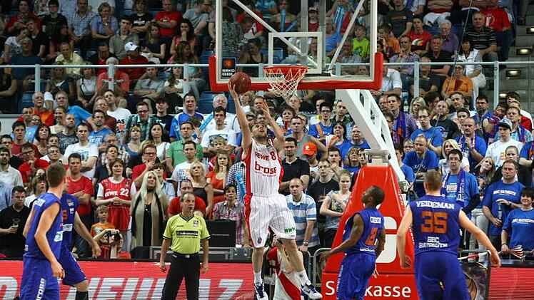 Der Bamberger Peja Suput punktet freistehend unter dem Bayreuther Korb. Fotos: sportpress