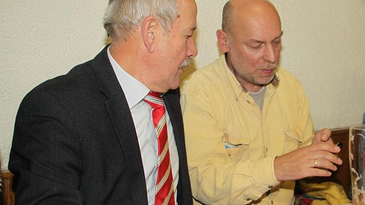 Stadtrat Helmuth Breitenfelder und Matthias Hahn (rechts)  kennen den Trend bereits ...