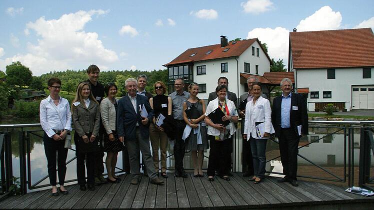 Am Dorfsee in Fatschenbrunn stellte sich die Bezirkskommission zum Erinnerungsbild auf.