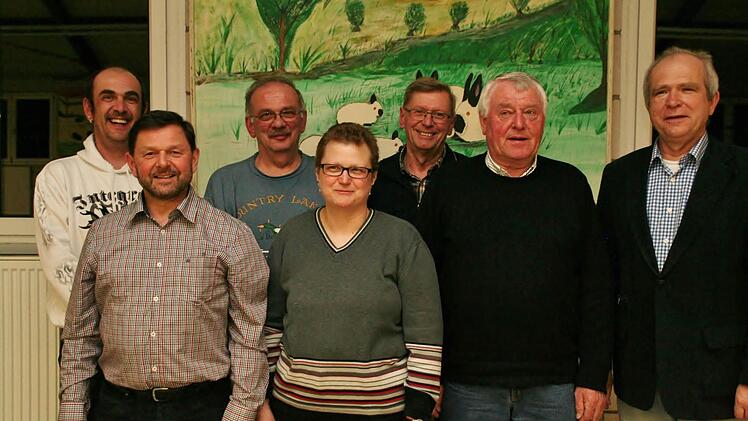 Der Vorstand des Kreisverbands der Rassekaninchen (von links): Ralph Zehe (Zuchtwart), Wolfgang Schelbert (stellvertretender Vorsitzender), Arthur Zehe (Kassier), Katja Feineis (Jugendleiterin), Karl Heinz Mangold (Schriftführer), Wilfried Wießner (Vorsitzender), Josef Steinack (Bezirksvorsitzender) Foto: Werner Vogel