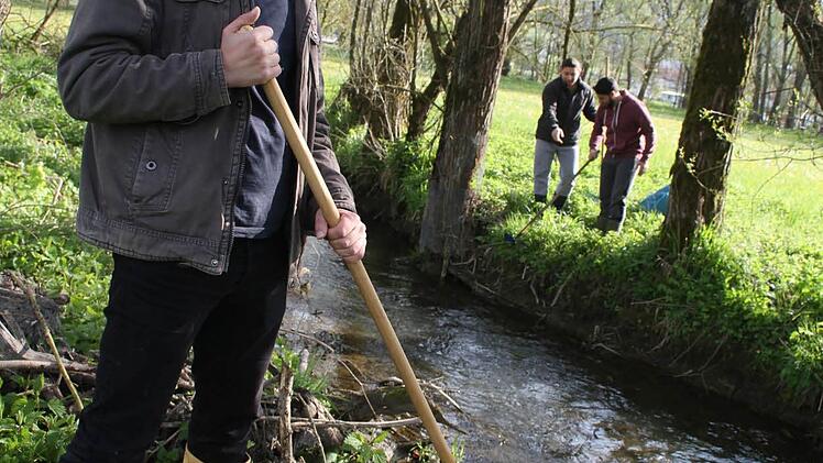 Die Syrer Wael Darisch sowie Rateb Raslan und Alaa Sadaldin packen mit an.