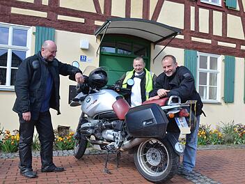 Arnold Kroll, Ronald Braun und Stefan Lipfert besprechen die nächsten Events der Gruppe Kirche und Krad. Foto: Rainer Lutz