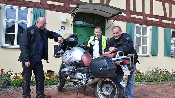 Arnold Kroll, Ronald Braun und Stefan Lipfert besprechen die nächsten Events der Gruppe Kirche und Krad. Foto: Rainer Lutz