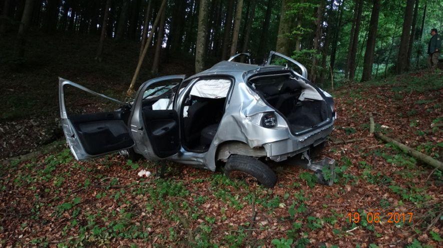 Egloffstein: Autofahrerin kracht 30 Meter in den Wald