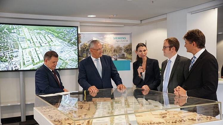 V. l.: Zsolt Sluitner, CEO Siemens Real Estate, Klaus Helmrich, Mitglied des Vorstands der Siemens AG, Innenminister Joachim Herrmann, Ministerin für Wissenschaft und Kunst, Prof. Dr. med. Marion Kiechle, OB Dr. Florian Janik, Prof. Dr. Joachim Hornegger, Präsident der FAU   Foto: Pascale Ferry