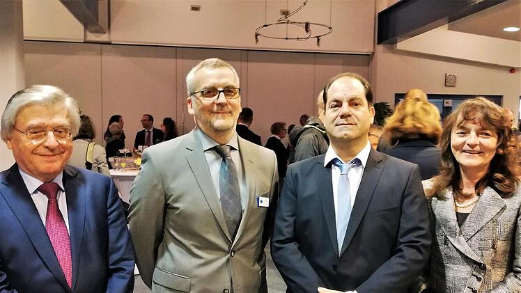 Die neuen Chefärzte und ihre Laudatoren: (von links) Prof. Dr. Stefan Kummer, Kunsthistoriker an der Universität Würzburg, Chefarzt und ärztlicher Direktor Dr. Hans-Joachim Müller, Chefarzt Dr. Jens Kunze sowie Prof. Dr. Marion Haubitz, Chefärztin am Klinikum Fulda. Foto: Sigismund von Dobschütz