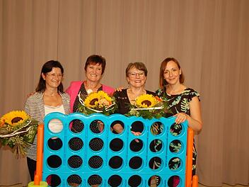 Nach dem Ende des Schuljahrs scheiden aus dem aktiven Dienst aus: Die Grundschullehrerinnen Ruth Wagner, Margit Zirker und Helga Weiß. Schulleiterin Carolin Arand dankt ihnen.  Foto: M. Mellenthin