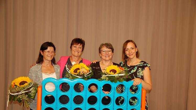 Nach dem Ende des Schuljahrs scheiden aus dem aktiven Dienst aus: Die Grundschullehrerinnen Ruth Wagner, Margit Zirker und Helga Weiß. Schulleiterin Carolin Arand dankt ihnen.  Foto: M. Mellenthin