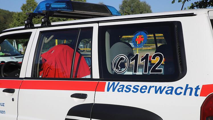 Nach der Suche im Main-Donau-Kanal bittet die Polizei nun nach Hinweisen nach dem Eigentümer der gefundenen Schuhe. . Symbolfoto: NEWS5 / Fechner