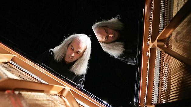 Klaus Treuheit improvisiert gerne am Fl&uuml;gel. Foto: Hermann Maria Grasser