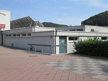 Die Sanierung der Turnhalle der Einhard-Schule in Euerdorf wird teurer. Sollte sie auch als Mehrzweckhalle für andere Veranstaltungen dienen, sind noch einmal 100 000 Euro fällig. Winfried Ehling