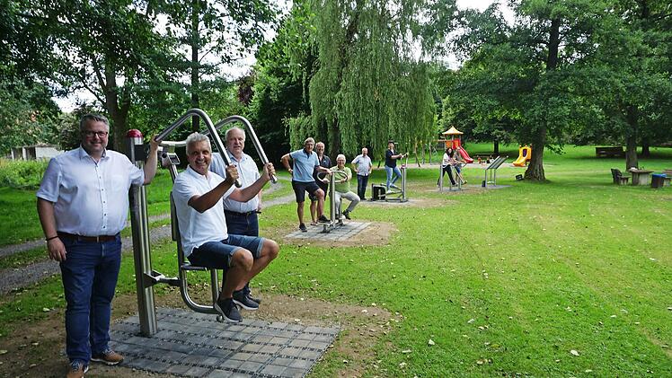 Bürgermeister Marc Benker (vorne) dankte allen Beteiligten für ihr ehrenamtliches Engagement.