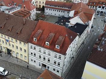 Die Merkur-Privatbank ist aktuell auf vier Gebäude mit drei Eingängen in der Hammelburger Innenstadt verteilt. Im kommenden Jahr soll ein Neubau am Hochstein entstehen.