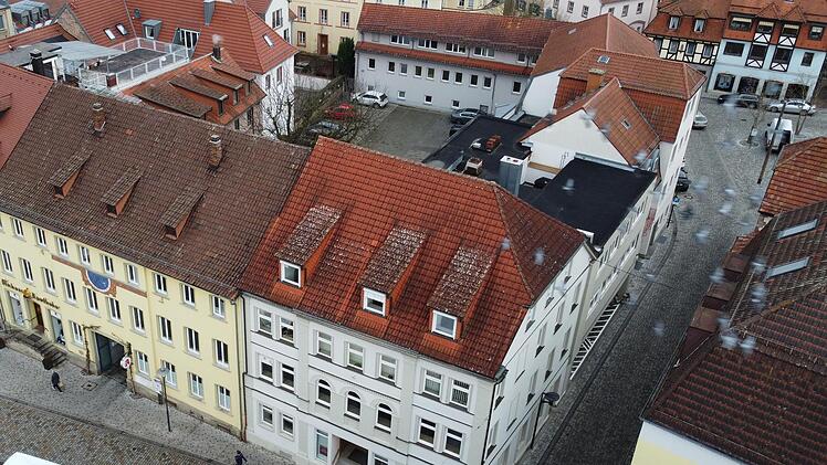 Die Merkur-Privatbank ist aktuell auf vier Gebäude mit drei Eingängen in der Hammelburger Innenstadt verteilt. Im kommenden Jahr soll ein Neubau am Hochstein entstehen.
