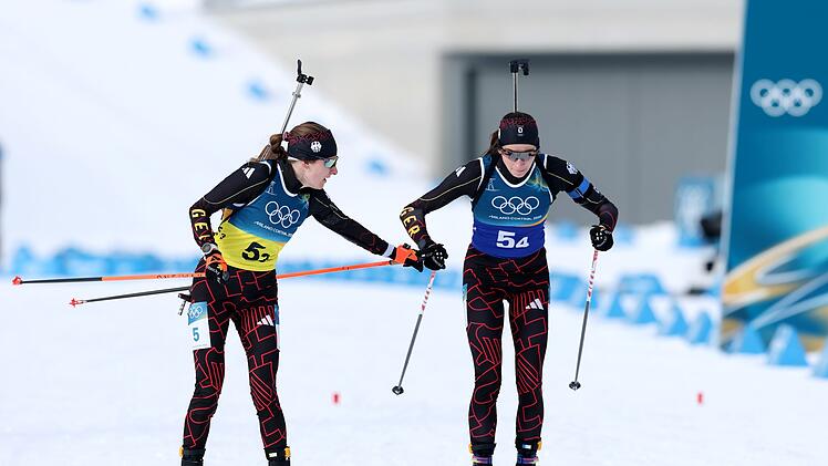 Janina Hettich-Walz (links) &uuml;bergibt an Schlussl&auml;uferin Vanessa Voigt. Am Ende wird es keine Medaille geben.