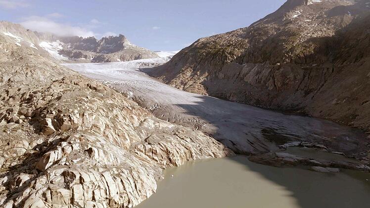 Der Rhonegletscher im Schweizer Wallis ist durch die Erderw&auml;rmung stark vom Abschmelzen betroffen.
