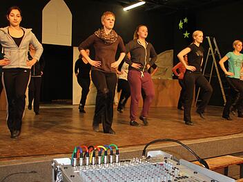 Da wird an so mancher Stellschraube gedreht: Die Heubacher Showtanzgruppe bei der Probe.