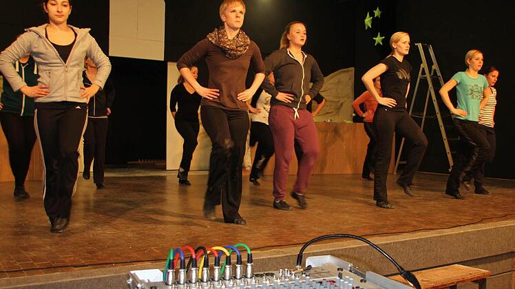 Da wird an so mancher Stellschraube gedreht: Die Heubacher Showtanzgruppe bei der Probe.