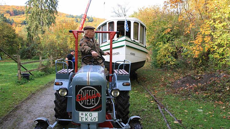 Valentin Dercho zieht die Boote mit einem alten Eicher-Bulldog.