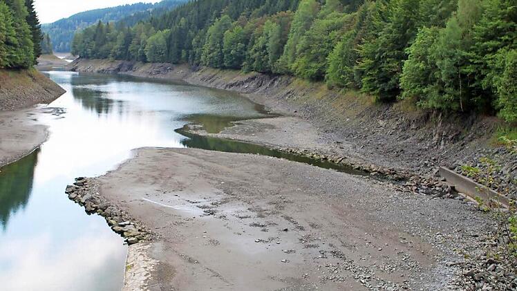 Die Ködeltalsperre hat derzeit einen relativ niedrigen Wasserstand. Grund zur Sorge gebe es allerdings für die Trinkwasserversorgung nicht. Besonders am Einlauf vom Vorsee kann man die Sohle des Sees schon deutlich erkennen. Foto: Michael Wunder