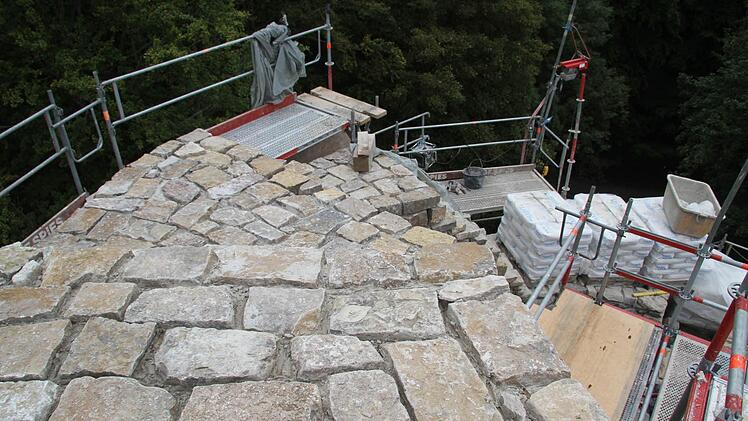 Der obere Kranz der Burgruine ist völlig eben, fast wie ein Straßenpflaster.