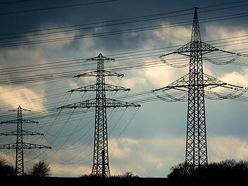 Geht es nach dem Willen der Planer, stehen bald auch solche Riesen-Masten im Landkreis Bad Kissingen. Foto: Julian Stratenschulte/dpa