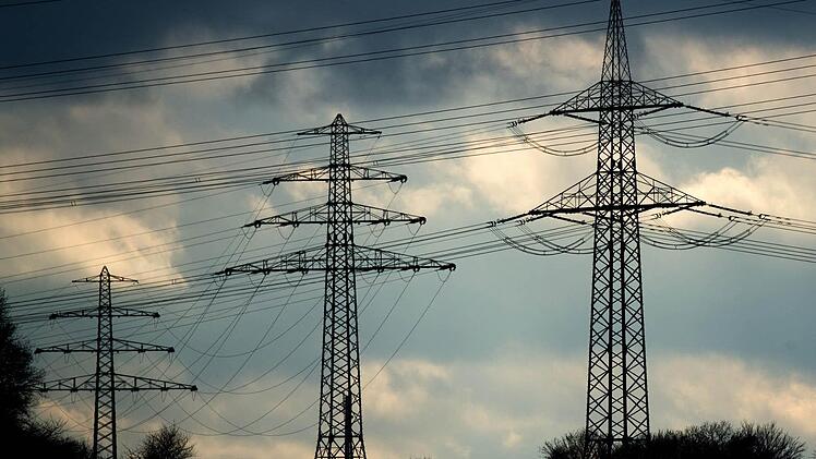 Geht es nach dem Willen der Planer, stehen bald auch solche Riesen-Masten im Landkreis Bad Kissingen. Foto: Julian Stratenschulte/dpa