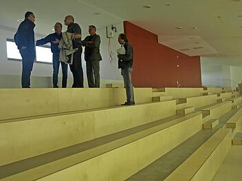 Besprechung auf der Haupttribüne der neuen Wilhelm-Hegler-Halle: Hier finden 200 Personen Platz. Foto: Stefan Geiger