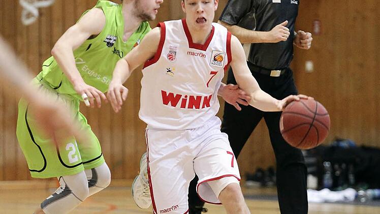 Nils Ha&szlig;further f&uuml;hrt den Ball.