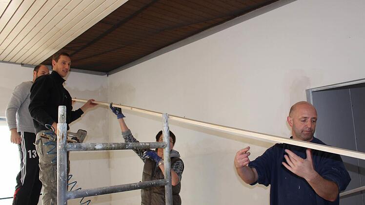 Beim Verlegen der Holzdecken im Nutzgebäude: Pankraz Weiß (rechts), Alexander Schell (Zweiter von links) und weitere Helfer  Foto: Evi Seeger