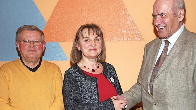 Pia D&uuml;ck (Mitte), die Vorsitzende des Kneipp-Vereins, begl&uuml;ckw&uuml;nschte ihren Vorg&auml;nger Hans Kaiser (rechts) zur Ernennung zum Ehrenvorsitzenden und dankte Karl-Heinz G&ouml;hring (links) f&uuml;r seine 25-j&auml;hrige Treue zum Kneipp-Verein. Foto: Alfred Thieret