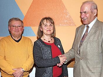 Pia Dück (Mitte), die Vorsitzende des Kneipp-Vereins, beglückwünschte ihren Vorgänger Hans Kaiser (rechts) zur Ernennung zum Ehrenvorsitzenden und dankte Karl-Heinz Göhring (links) für seine 25-jährige Treue zum Kneipp-Verein. Foto: Alfred Thieret