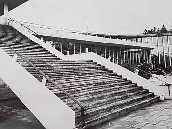 Über die Elefantentreppe hinauf zum Restaurant: Viele Coburger empfanden das wuchtige Bauwerk als "Hemmschwelle", deshalb wurde es gesprengt. Fotos: CT-Archiv / Klaus Wöhner