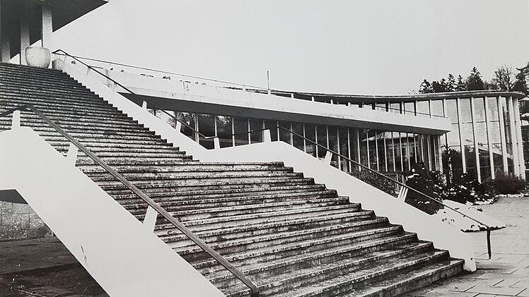 Über die Elefantentreppe hinauf zum Restaurant: Viele Coburger empfanden das wuchtige Bauwerk als "Hemmschwelle", deshalb wurde es gesprengt. Fotos: CT-Archiv / Klaus Wöhner