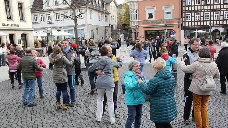 Die Aufgabe, 30 Paare zum Tanzen zu animieren, konnten die Lateintänzer des TVK erfolgreich  lösen. Wette gewonnen! Foto: Michael Stelzner