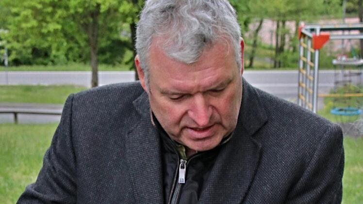 Bürgermeister Jürgen Hennemann erläuterte mit einem Stadtplan, welche Spielplätze im Stadtgebiet vorhanden sind.