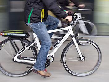 Der Fahrradfahrer in Mainleus stürzte mit seinem E-Bike, nachdem er einige Gläser Bier getrunken hatte. Symbolbild: Daniel Karmann/dpa