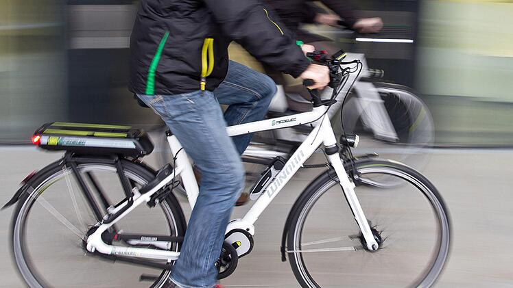 Der Fahrradfahrer in Mainleus stürzte mit seinem E-Bike, nachdem er einige Gläser Bier getrunken hatte. Symbolbild: Daniel Karmann/dpa