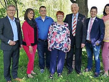 Marliese und Richard Bär (Mitte) zusammen mit (von links) Bürgermeiser Rainer Detsch, Anja Wirth, Stefan Bär (Sohn) sowie Michael Bär (Sohn) und Mel Löhlein.  Foto: Heike Schülein
