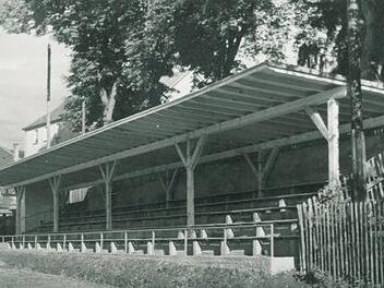 1950 wurde am Fußballplatz des 1. FC Bad Brückenau eine Tribüne gebaut, auf der 400 Zuschauer Platz fanden. Umkleiden gab es damals noch keine.Archiv 1. FC Bad Brückenau