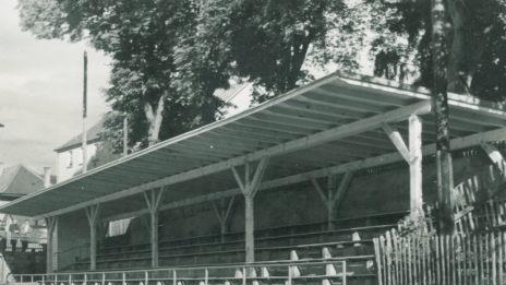 1950 wurde am Fußballplatz des 1. FC Bad Brückenau eine Tribüne gebaut, auf der 400 Zuschauer Platz fanden. Umkleiden gab es damals noch keine.Archiv 1. FC Bad Brückenau