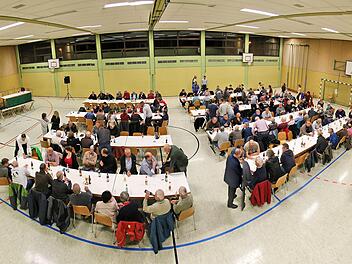 Der Zahn der Zeit nagt an der 40 Jahre alten Rannunger Mehrzweckhalle. Die geplante Sanierung kostet etwa 3,2 Millionen Euro. Eine Million dafür gibt's vom Bund.  Foto: Dieter Britz