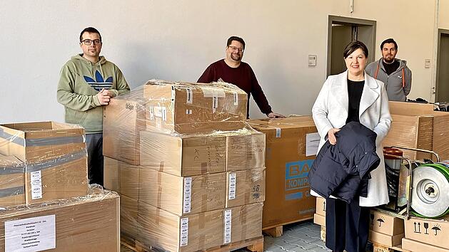 Kassier Matthias Zapf, Vorsitzender Stefan Wicklein, B&uuml;rgermeisterin Angela Hofmann, stellvertretender Kommandant Christian Grebner und Schriftf&uuml;hrer Gerwin Lieb (von links) beim Zusammenstellen der Spenden