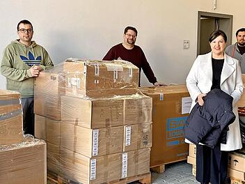Kassier Matthias Zapf, Vorsitzender Stefan Wicklein, Bürgermeisterin Angela Hofmann, stellvertretender Kommandant Christian Grebner und Schriftführer Gerwin Lieb (von links) beim Zusammenstellen der Spenden