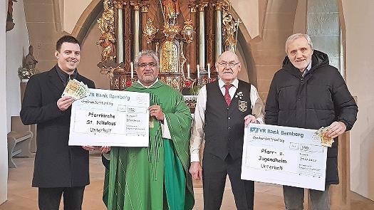 Mesner Alexander Schmitt (2. v. r.) und Pfarrer Pater Vincent Moolan Kurian und Egid Spindler (für das Pfarr- u. Jugendheim) nahmen die Spende vom Vorsitzenden der „Sängerlust“, Wolfgang Sippel, entgegen.