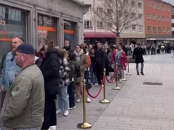 "Berliner Döner"-Eröffnung in Würzburg sorgt für riesige Schlange - bekannter Rapper vor Ort