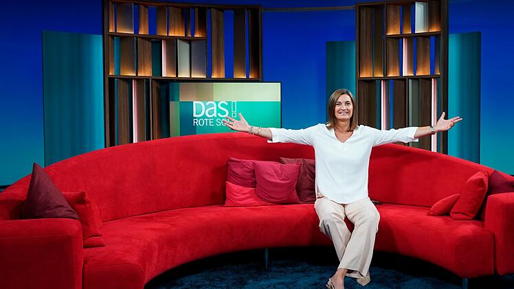 Sie ist seit 2003 mit an Bord: Inka Schneider breitet die Arme aus, um G&auml;ste zu spannenden Gespr&auml;chen auf dem titelgebenden M&ouml;belst&uuml;ck zu begr&uuml;&szlig;en.