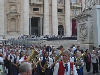 Die Blaskapelle Ebenhausen nahm unter der Leitung von Martin Mühleck (vorne) an der diesjährigen "Benedikt-Parade" in Rom teil. Fotos: privat