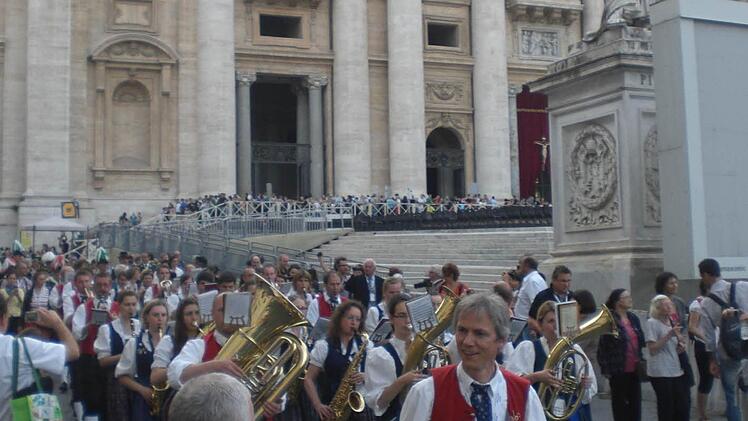 Die Blaskapelle Ebenhausen nahm unter der Leitung von Martin Mühleck (vorne) an der diesjährigen "Benedikt-Parade" in Rom teil. Fotos: privat